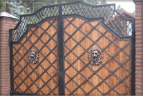 кованые ворота с массивом дерева
